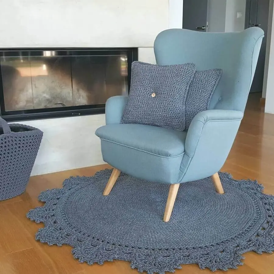 decoração com tapete de crochê para sala com poltrona azul Foto Blue Pracownia