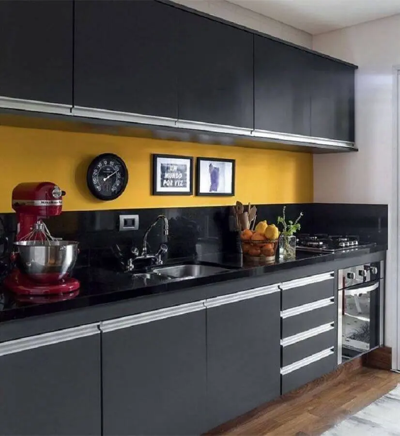 decoração cozinha preta e amarela planejada Foto Arquiteta Gabriela Arruda