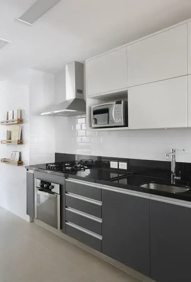 decoração cozinha planejada com armários preto e branco Foto Casa de Valentina