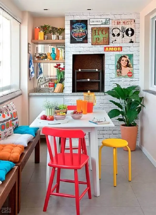 decoração de apartamento com cadeiras coloridas para área gourmet pequena com churrasqueira Foto Fashionismo