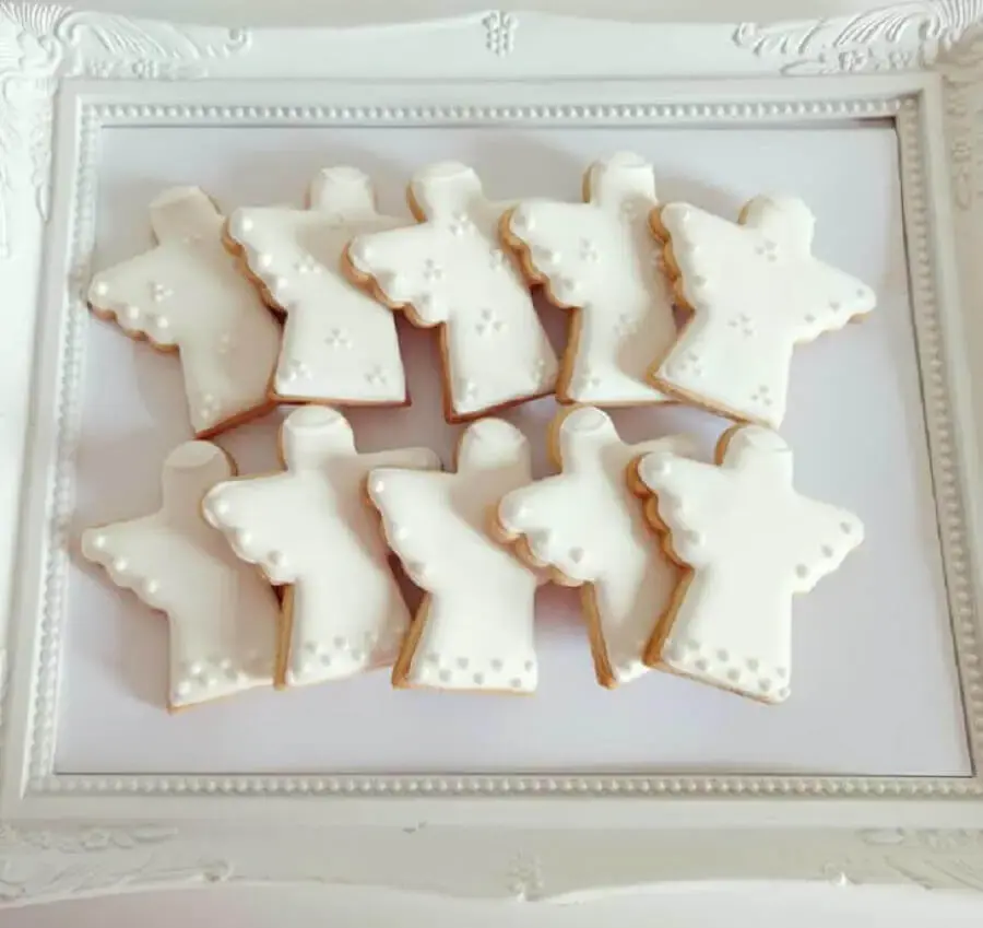 decoração de batizado com biscoitos em formato de anjo Foto Pinterest