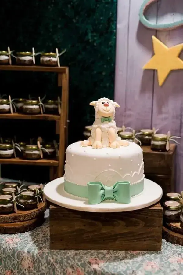 decoração de batizado com bolo personalizado com ovelhinha no topo Foto Baby and Breakfast