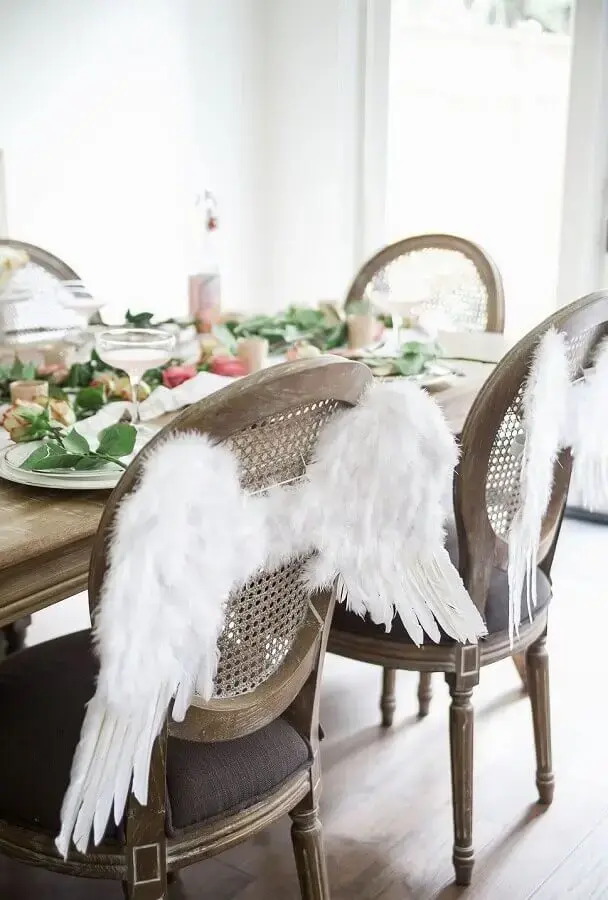 decoração de batizado com cadeira personalizada com asas de anjo Foto Catch My Party