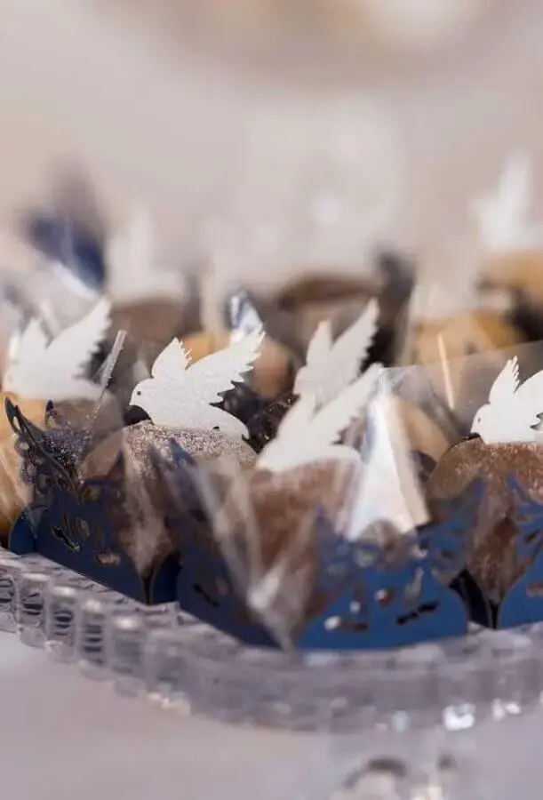 decoração de batizado com doces personalizados com mini pombas Foto Ideias Decor