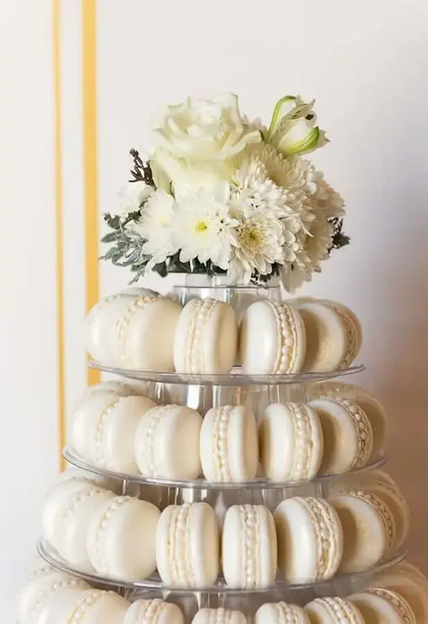 decoração de batizado com prato de macarons e arranjo de flores brancas Foto Catch My Party