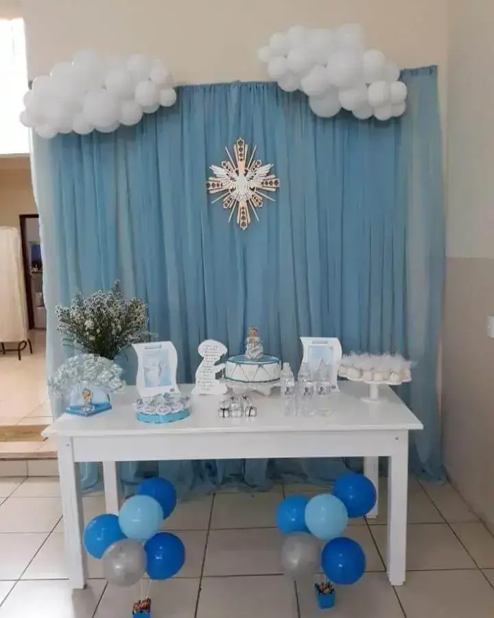 decoração de batizado simples branco e azul Foto Casinha de Enfeites