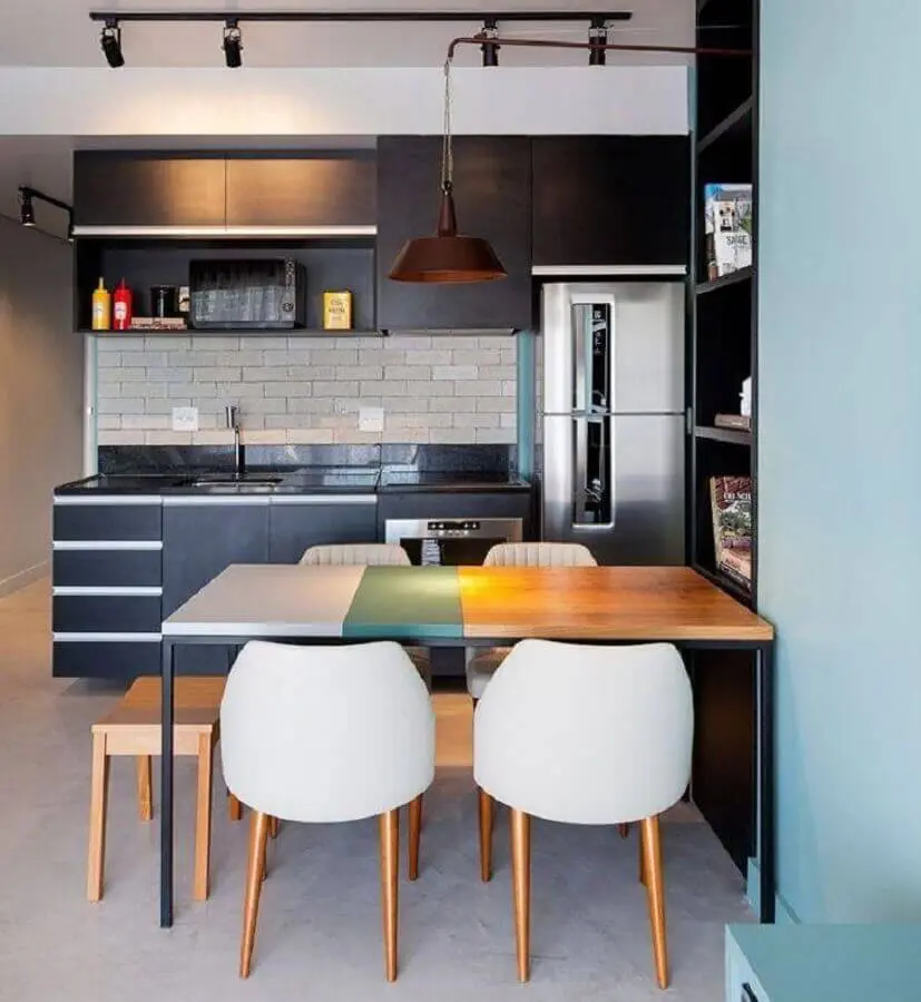 Decoração para cozinha compacta preta com mesa de madeira e trilho de luz Foto Webcomunica