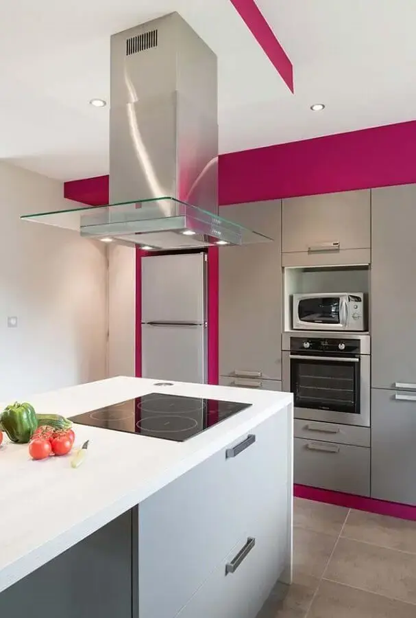 decoração de cozinha moderna com ilha branca e armários rosa e cinza Foto Ideias Decor