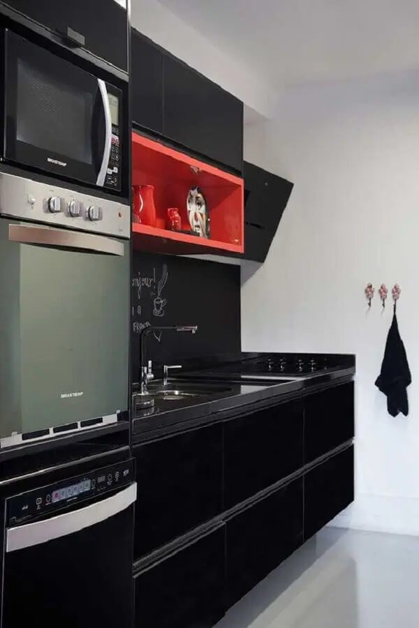 decoração de cozinha preta com nicho de vermelho Foto Casa de Valentina