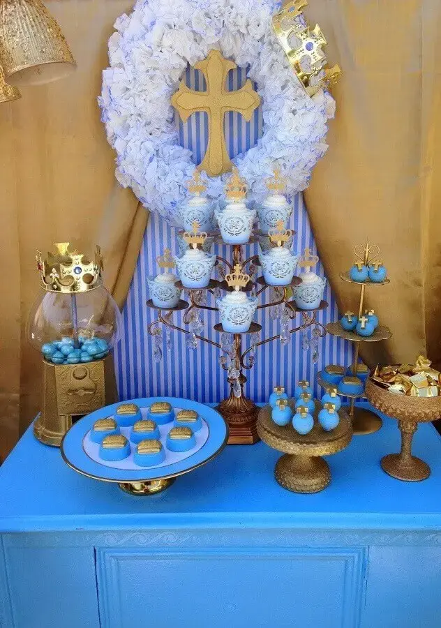 decoração de festa de batizado azul e dourado Foto Catch My Party