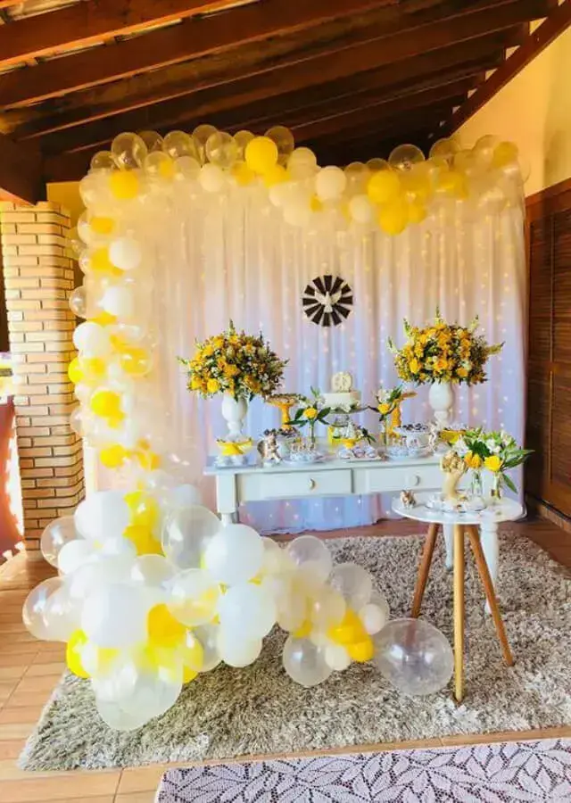decoração de festa de batizado branco e amarelo Foto Pinterest