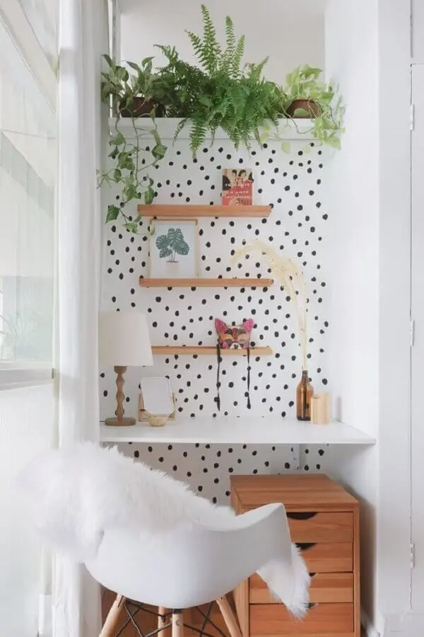 decoração de home office pequeno com papel de parede de bolinhas e cadeira eames branca Foto Pinterest