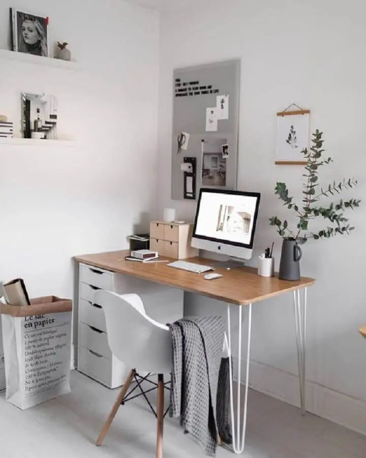 decoração de home office simples com cadeira eames Foto House & Living