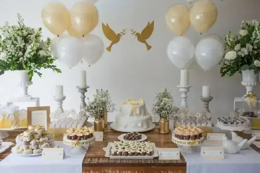 decoração de mesa de batizado branco e dourado Foto Dcore Você