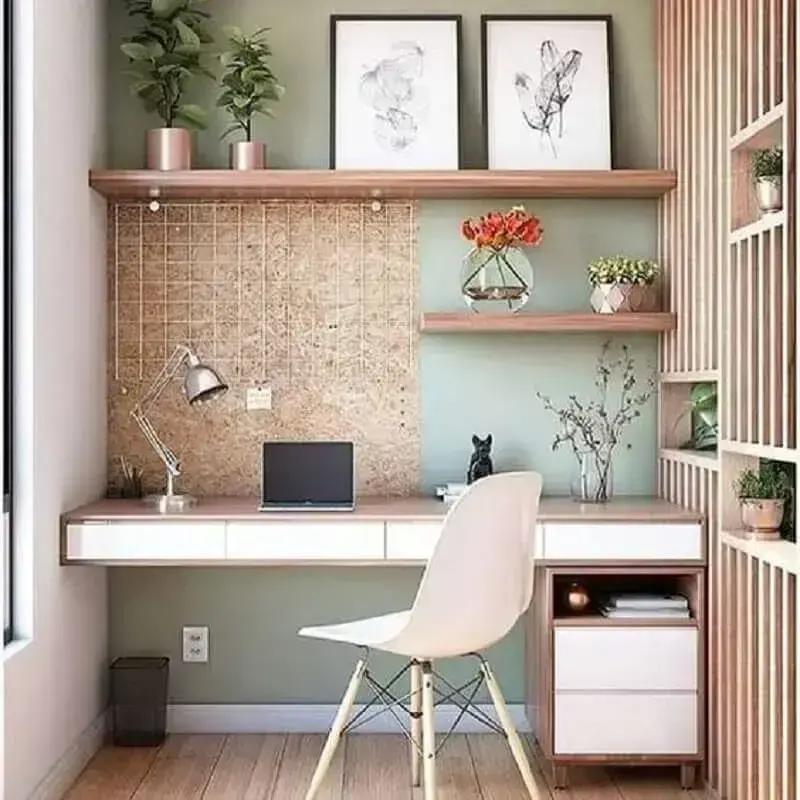 decoração delicada para home office com prateleiras de madeira Foto Webcomunica