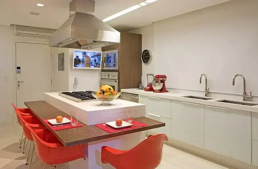decoração em cores neutras para cozinha com ilha planejada com bancada de madeira Foto Pinterest