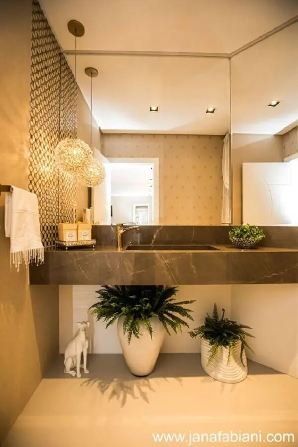 decoração em tons de bege com lustre para espelho de banheiro Foto Blog em Detalhes