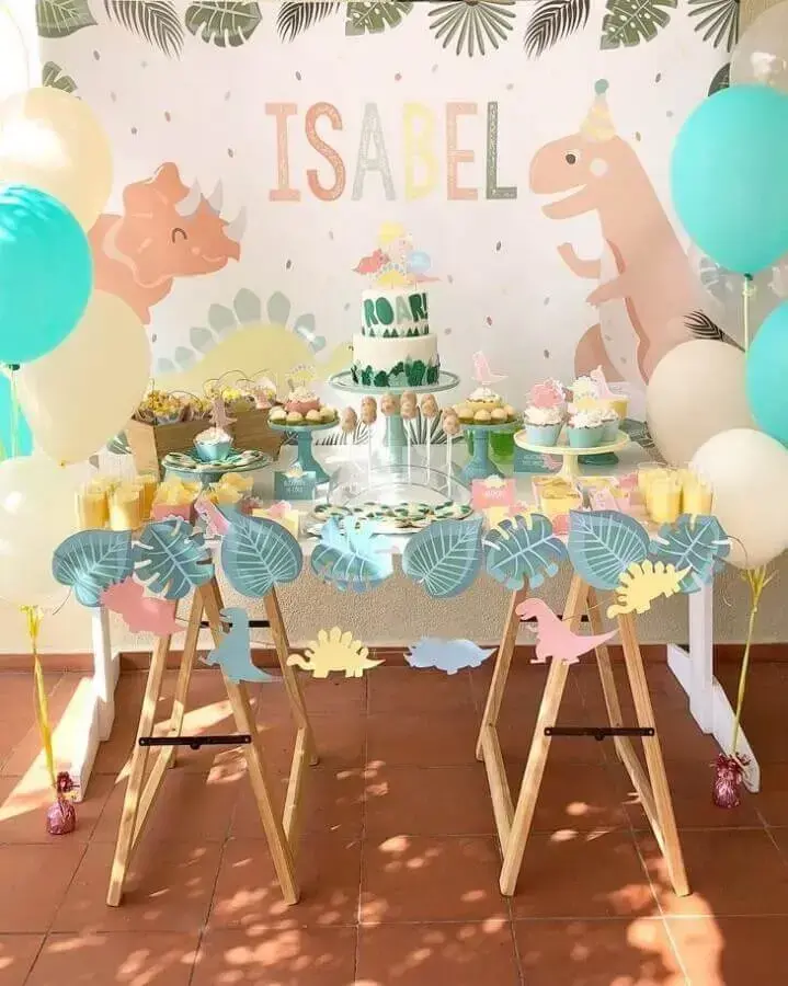 decoração em tons pastéis para festa dinossauro baby Foto Maria das Festas