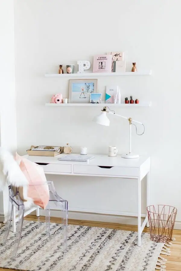 decoração minimalista para home office com cadeira de acrílico transparente Foto I nterior Clue Home Design