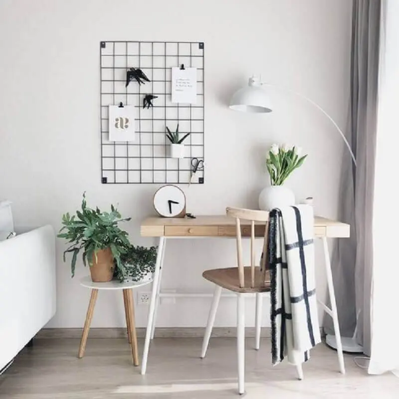 decoração minimalista para home office pequeno com quadro de avisos e escrivaninha de madeira Foto Block Design