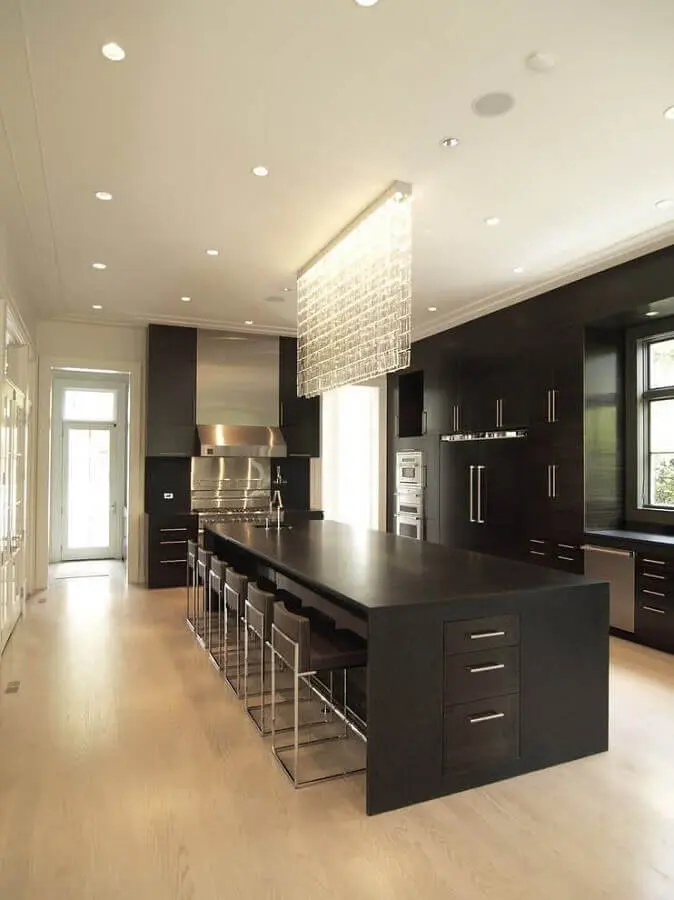 decoração moderna para cozinha planejada preta com lustre de cristal moderno Foto Home Decor