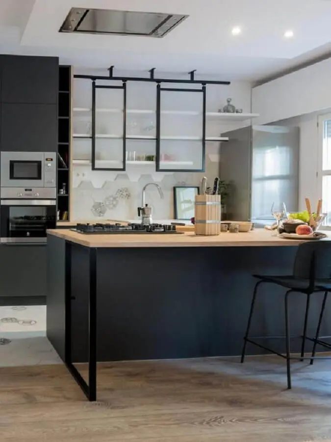 decoração moderna para cozinha planejada preta com ilha de madeira Foto Planete-deco