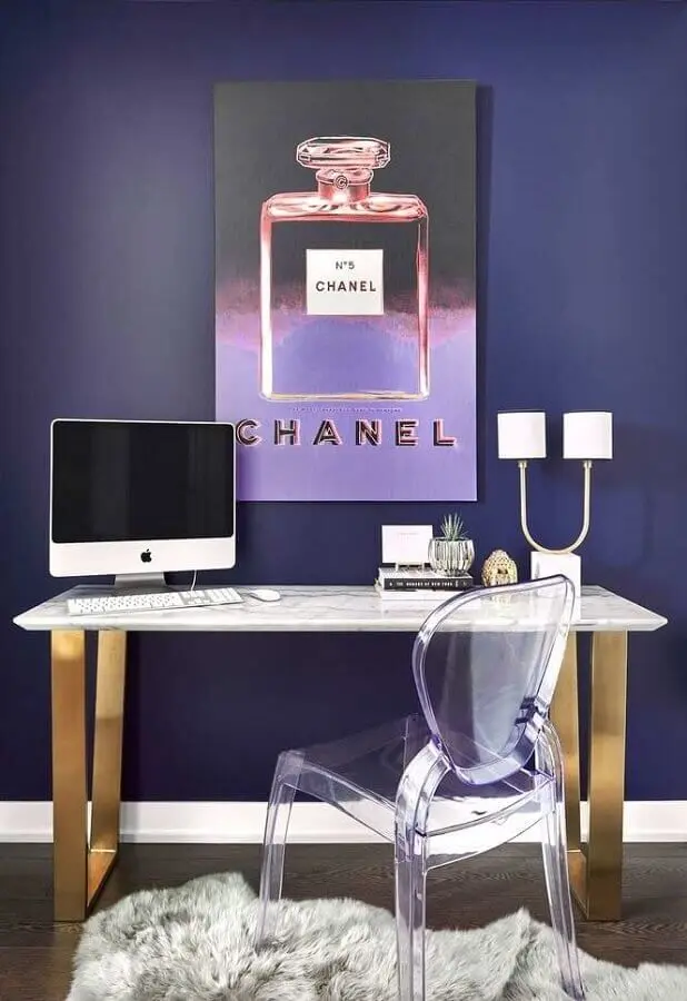 decoração moderna para home office com cadeira de acrílico e mesa de mármore com pernas douradas Foto HomeYdeas