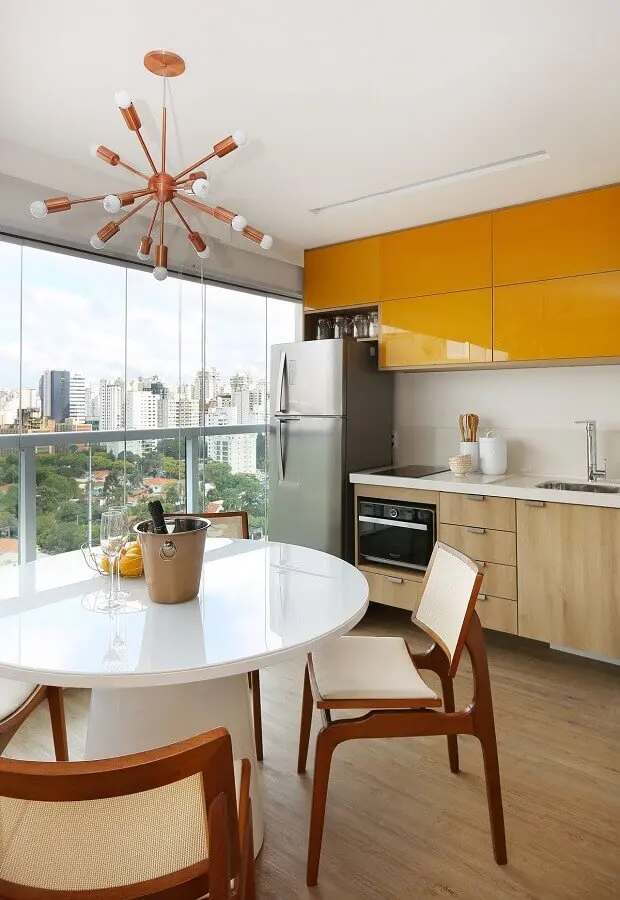 decoração moderna para área gourmet pequena de apartamento com armários amarelos Foto Oliveira Arquitetura
