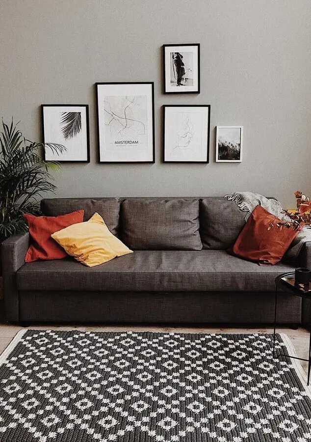 decoração neutra com tapete de crochê para sala com sofá cinza escuro Foto Dicas de Mulher