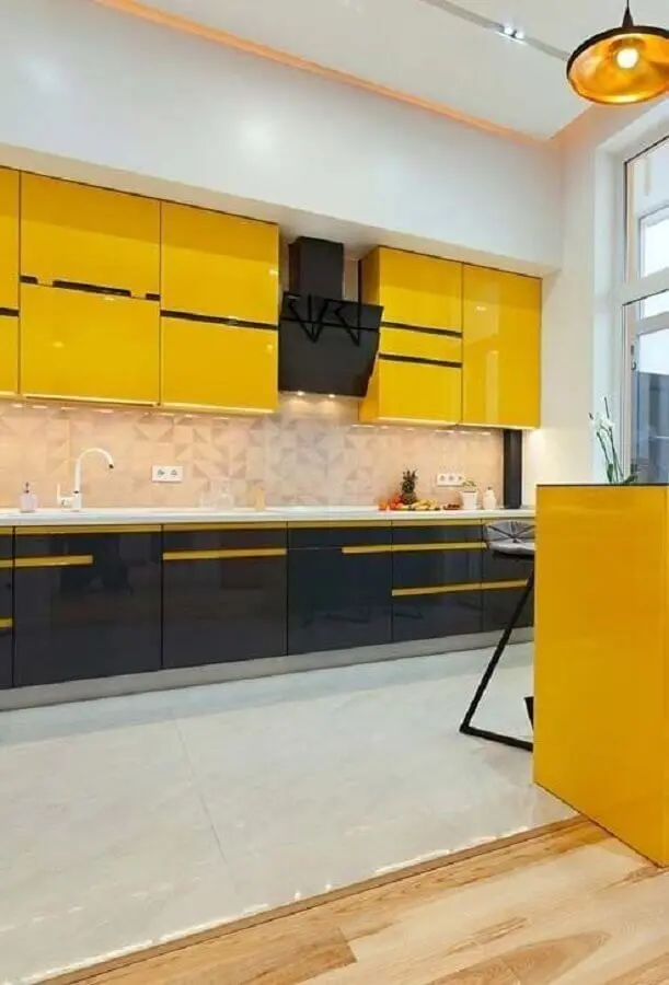 decoração para cozinha preta e amarela moderna Foto Casa & Artesanato