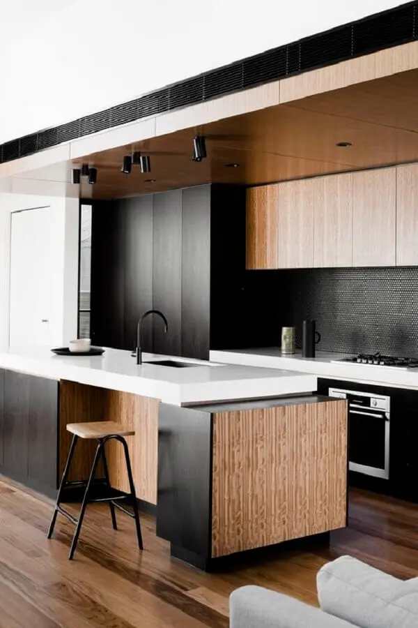 decoração para cozinha preta planejada com detalhes em madeira Foto Decostore - Casa & Decoração