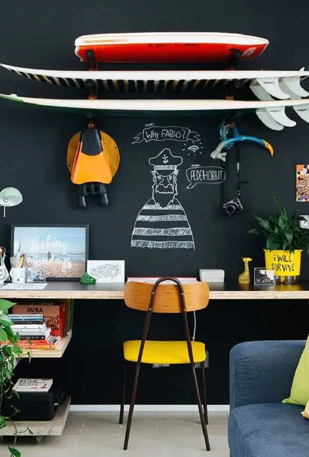decoração para home office masculino com parede de tinta lousa e bancada de madeira Foto Webcomunica
