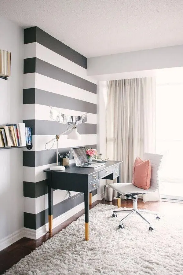 decoração para home office pequeno com papel de parede listrado preto e branco Foto Karen Lenzi