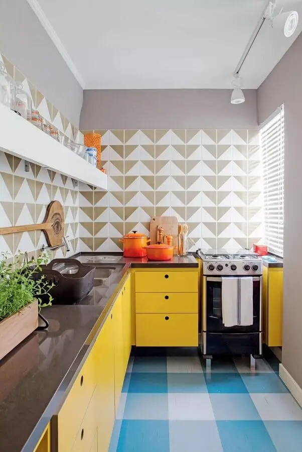 decoração retrô para cozinha colorida com piso azul e armários amarelos Foto Arquitetando na Net
