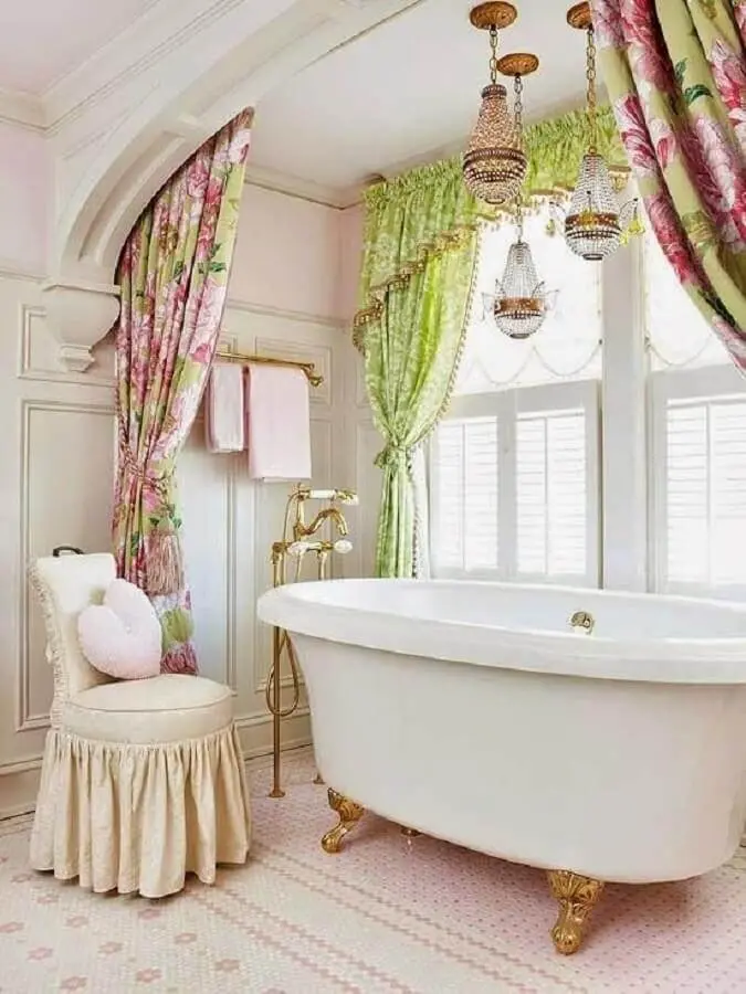 decoração romântica com lustre para banheiro em cima da banheira Foto Decore com Gigi