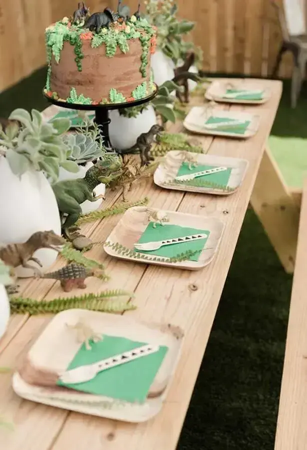 decoração rústica para mesa de festa de aniversário dinossauro Foto 100 Layer Cake