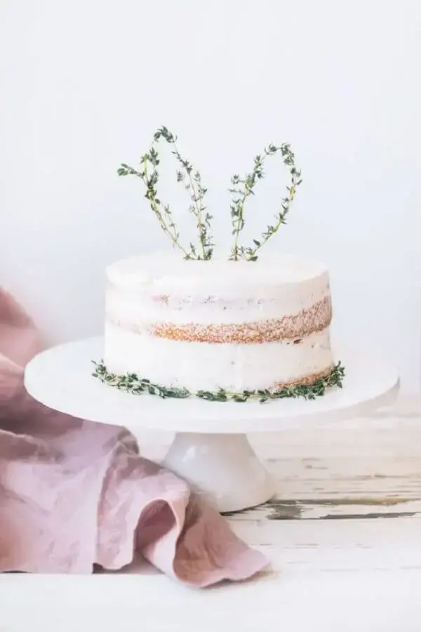 decoração simples para bolo de páscoa com orelha de coelho no topo Foto Life and Style Blogger
