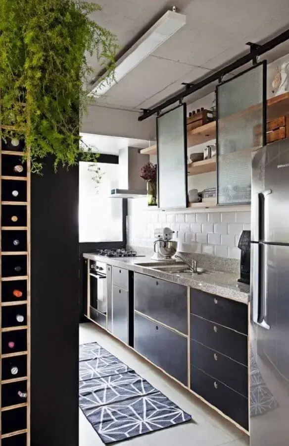 decoração simples para cozinha compacta com gabinete planejado Foto Revista VD