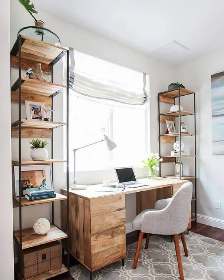 decoração simples para home office com mesa de madeira e armário de nichos Foto Assetproject
