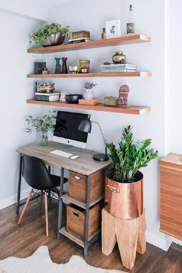 decoração simples para home office com mesa e prateleiras de madeira Foto Pinterest