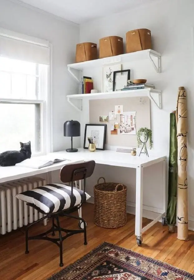 decoração simples para home office pequeno com prateleiras para organização Foto Schoolhouse