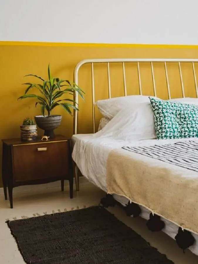decoração simples para quarto amarelo e branco com criado mudo de madeira Foto A Casa Delas