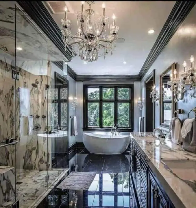 decoração sofisticada com lustre para banheiro com banheira e piso de mármore Foto Office Home Design