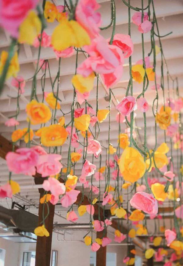 Decore o teto com flores de papel de seda