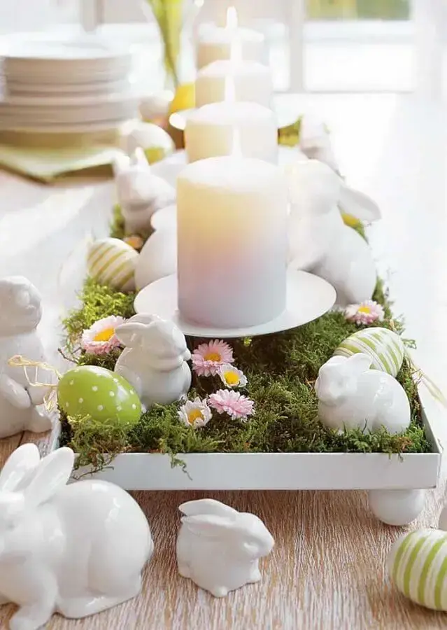 enfeite de páscoa feito com velas e coelhinhos de porcelana Foto Yandex