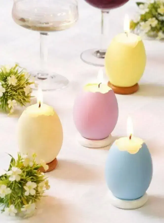 enfeites de páscoa com cascas de ovos coloridos feitas como velas Foto Ai Menina