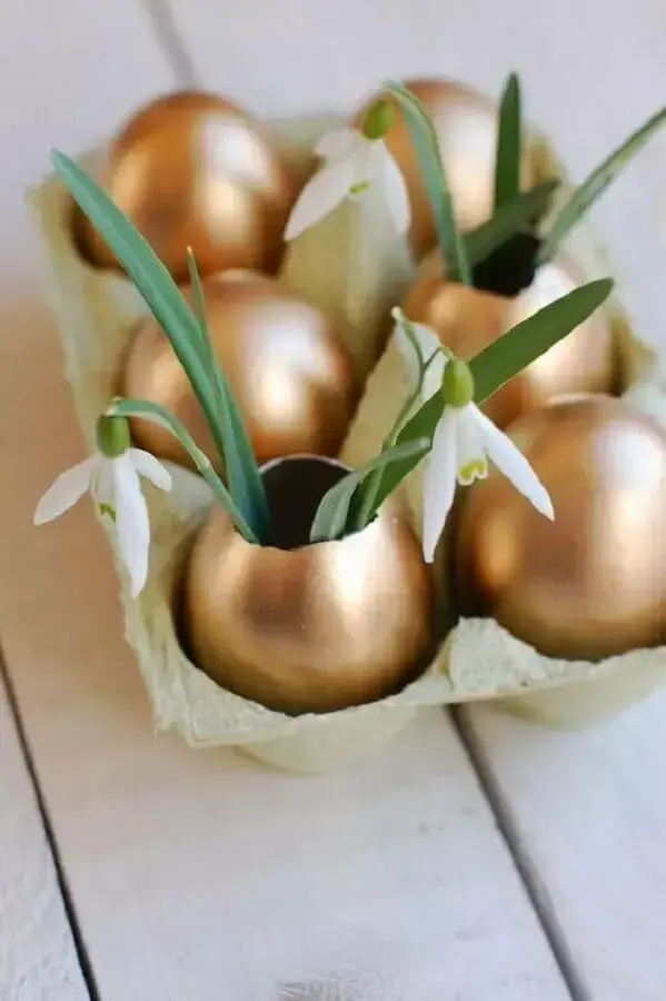 enfeites de páscoa feito com cascas de ovos pintadas de dourada Foto HomeDeco