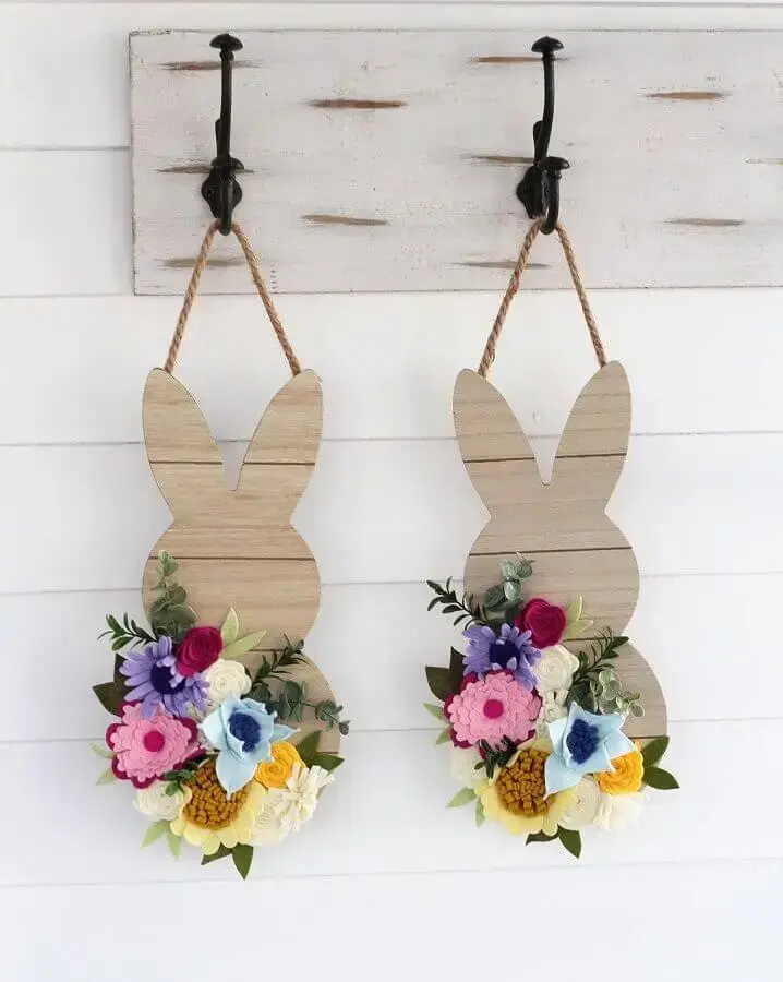 enfeites de páscoa rústica com coelhinho de madeira decorado com flores coloridas Foto Silly Ollie
