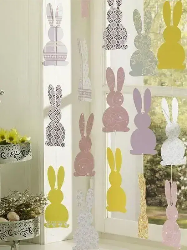 enfeites de páscoa simples com coelhinhos de papel pendurados em janela Foto Home Inspiration Design