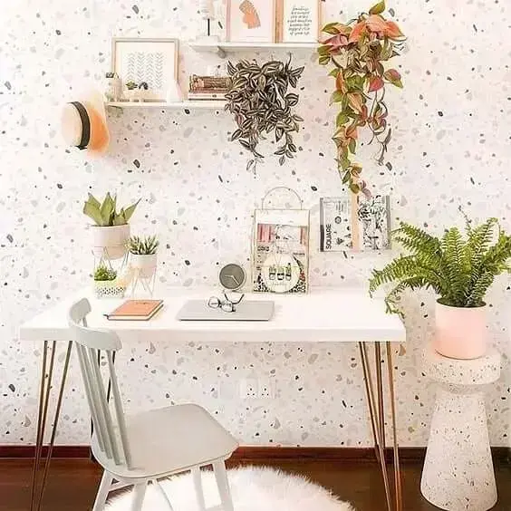 Home office com papel de parede granilite